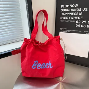 Bolso tote rojo de nailon con estampado de texto azul y cierre de cordón mujer