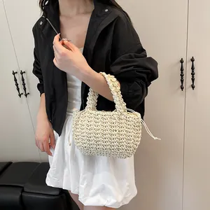 Elegante borsa a mano in maglia beige da donna con trama a nido d'ape e chiusura a coulisse