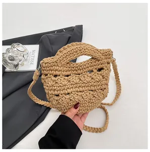 Detailaufnahme der khakifarbenen Häkeltasche mit Webstruktur und abnehmbarem Gurt