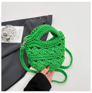 Nahaufnahme der hellgrünen handgewebten Seiltasche mit Textur und Metallkarabinerverschluss