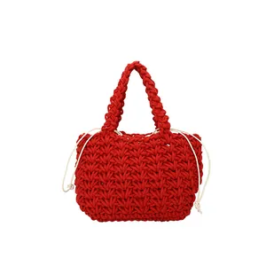 Borsa a mano in maglia rossa fatta a mano con coulisse bianche e spessi manici intrecciati