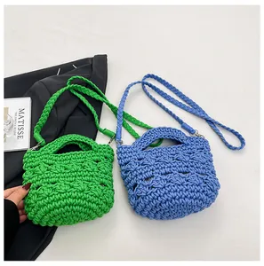 Details bunter handgehäkelter Taschen mit Metallhaken und dicker Seilstruktur