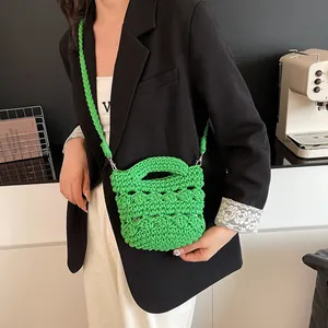 Handgefertigte grüne geflochtene Mini-Tasche mit Griff und geflochtenem Schulterriemen für Urlaub