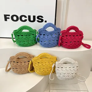 Handgehäkelte Mini-Webtaschen in sechs leuchtenden Farben für den Strandurlaub