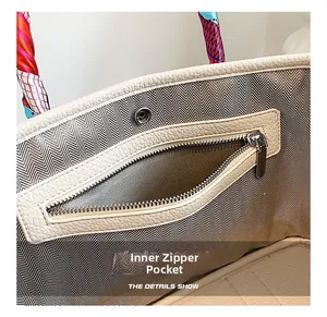 Dettaglio dell'interno della borsa tote avorio con tasca a zip e foulard di seta
