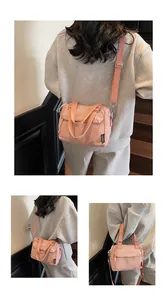 Détails du sac bandoulière en nylon rose montrant les styles de port et la sangle