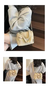 Détail du sac bandoulière en toile beige avec poche zippée et bandoulière réglable