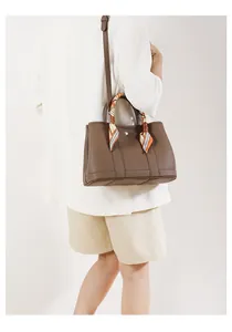 Borsa tote in pelle martellata marrone scuro con foulard di seta e tracolla regolabile