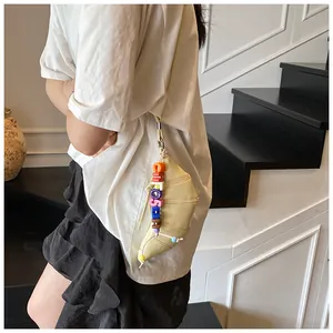 Beige Croissant-Tasche im französischen Stil mit farbigen Buchstabenperlen