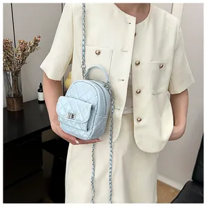 Détail du mini sac à dos matelassé bleu clair avec chaîne argentée et fermoir rotatif