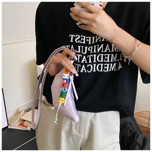 Detailansicht lila Halbmond-Tasche mit bunter CHOSUN Acryl-Buchstabenkette am Gurt
