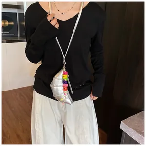 Details der silbernen Croissant-Tasche mit Faltenoptik und bunten Perlen-Anhängern