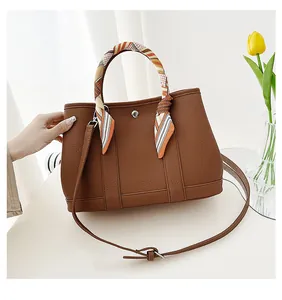 Borsa tote in pelle marrone con manico a sciarpa in seta e tulipani gialli