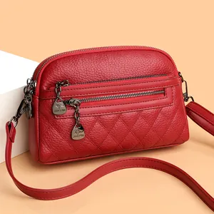 Borsa a tracolla rossa trapuntata con tre scomparti a cerniera e grana litchi