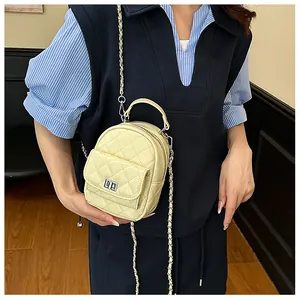 Détail du mini sac à dos crème matelassé avec chaîne dorée et motif à losanges chic