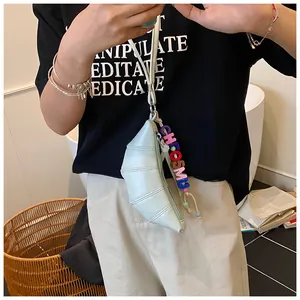 Detailansicht der hellblauen Croissant-Tasche mit bunten Buchstabenperlen und Reißverschluss