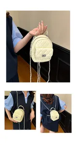 Vues détaillées d'un mini sac à dos matelassé crème avec chaîne et fermoir métallique