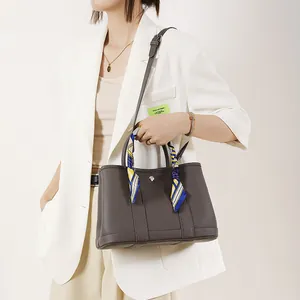 Borsa tote grigio scuro in pelle a grana con sciarpa di seta decorativa per donna in carriera