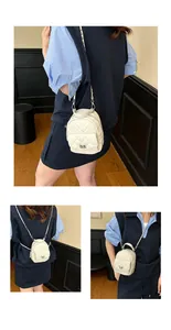 Trois styles de mini sac à dos matelassé beige avec bandoulière chaîne et fermoir