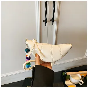 Detailansicht der cremefarbenen Sichel-Tasche mit bunter Buchstabenperlen-Kette