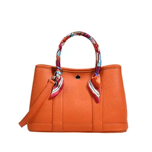 Borsa tote arancione motivo litchi con foulard di seta e tracolla staccabile