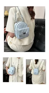 Détail d'un mini sac à dos bleu clair matelassé avec chaîne argentée et fermoir pivotant