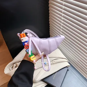 Damen Französischer Stil PU-Leder Croissant Tasche Mode Plissee Mond Umhängetasche Mit Bunten Buchstaben Perlen Anhänger Kleine Dumpling Tasche