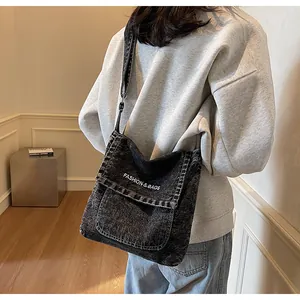Détail de la bandoulière réglable en jean et vue arrière du sac porté par un mannequin