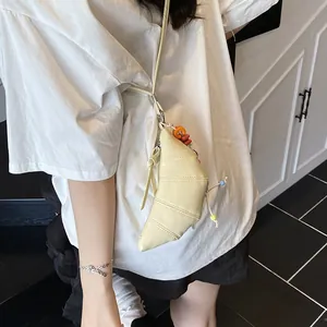 Minimalistische beige Umhängetasche in Croissant-Form mit bunten Perlenanhängern