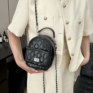 Mini sac à dos matelassé noir avec fermoir tournant argenté et bandoulière