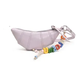 Schicke Lavendel-Leder-Croissant-Tasche mit Steppfalten und bunten Buchstabenperlen