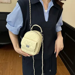Mini sac à dos matelassé jaune pâle avec bandoulière chaîne pour femme
