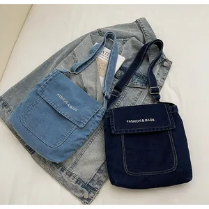 Vue détaillée des sacs à bandoulière en denim bleu clair et foncé avec broderie mode