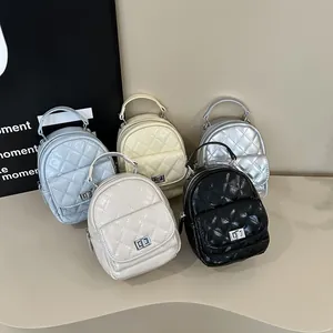 Mini sacs à dos matelassés chics en cinq couleurs dont bleu, jaune, argent et noir