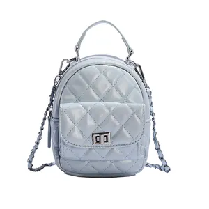 Mini sac à dos matelassé bleu clair avec fermoir rotatif et bandoulières en chaîne