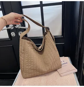 Détail du grand sac cabas kaki foncé avec tissu plissé vertical et large bandoulière
