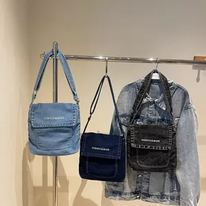 Sac bandoulière vertical en denim avec rabat et sangle réglable en trois couleurs variées