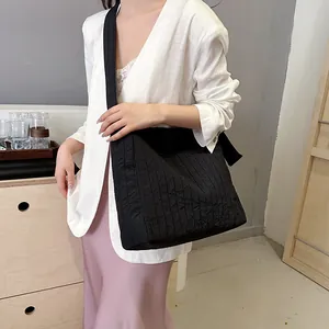 Grand sac cabas noir matelassé pour femme avec large bandoulière réglable