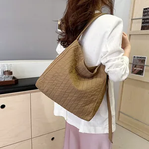 Grand sac fourre-tout marron plissé avec large bandoulière pour le trajet quotidien des femmes