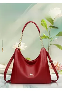 Detailaufnahme der roten Tasche mit Känguru-Logo aus Leder mit Litschistruktur