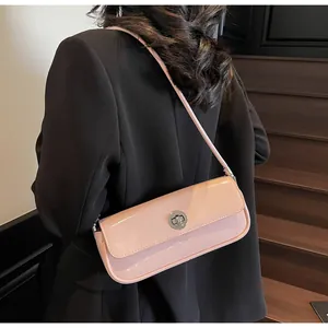 Rosa Baguette-Tasche aus Lackleder mit silbernem Drehverschluss an der Schulter