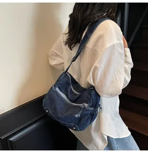 Borsa a tracolla in denim blu scuro con tasche multiple a cerniera e stile vintage retrò