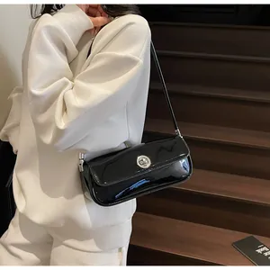 Detail der schwarzen Lackleder-Achseltasche mit silbernem Drehverschluss für Damen