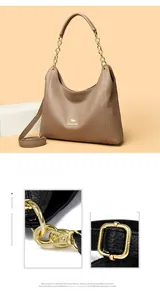 Detail der dunkelbraunen Tasche mit Litschi-Muster, goldener Kette und Riemen