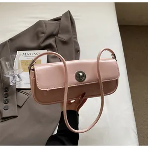Detailansicht der hellrosa Lackleder-Schultertasche mit silbernem Drehverschluss