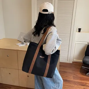 Grand sac cabas en toile minimaliste avec anses marron pour les déplacements quotidiens