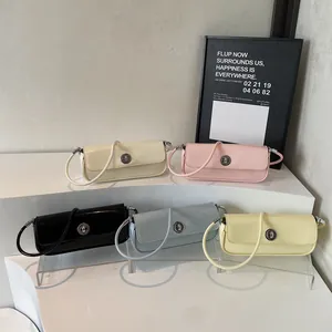 Minimalistische Lackleder-Achseltaschen in fünf Farben mit Vintage-Metallschnalle