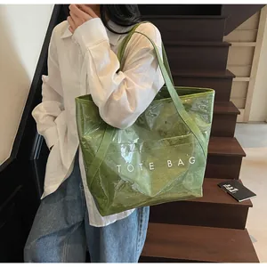 Detail der grünen transparenten Tragetasche mit TOTE BAG Aufdruck und Reißverschluss