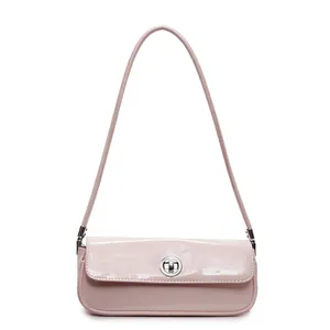 Rosa Lackleder Baguette Tasche unter dem Arm mit silberner Schnalle und Schultergurt