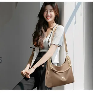 Dunkelbraune Hobo-Tasche aus Leder mit Lychee-Muster und goldenen Beschlägen